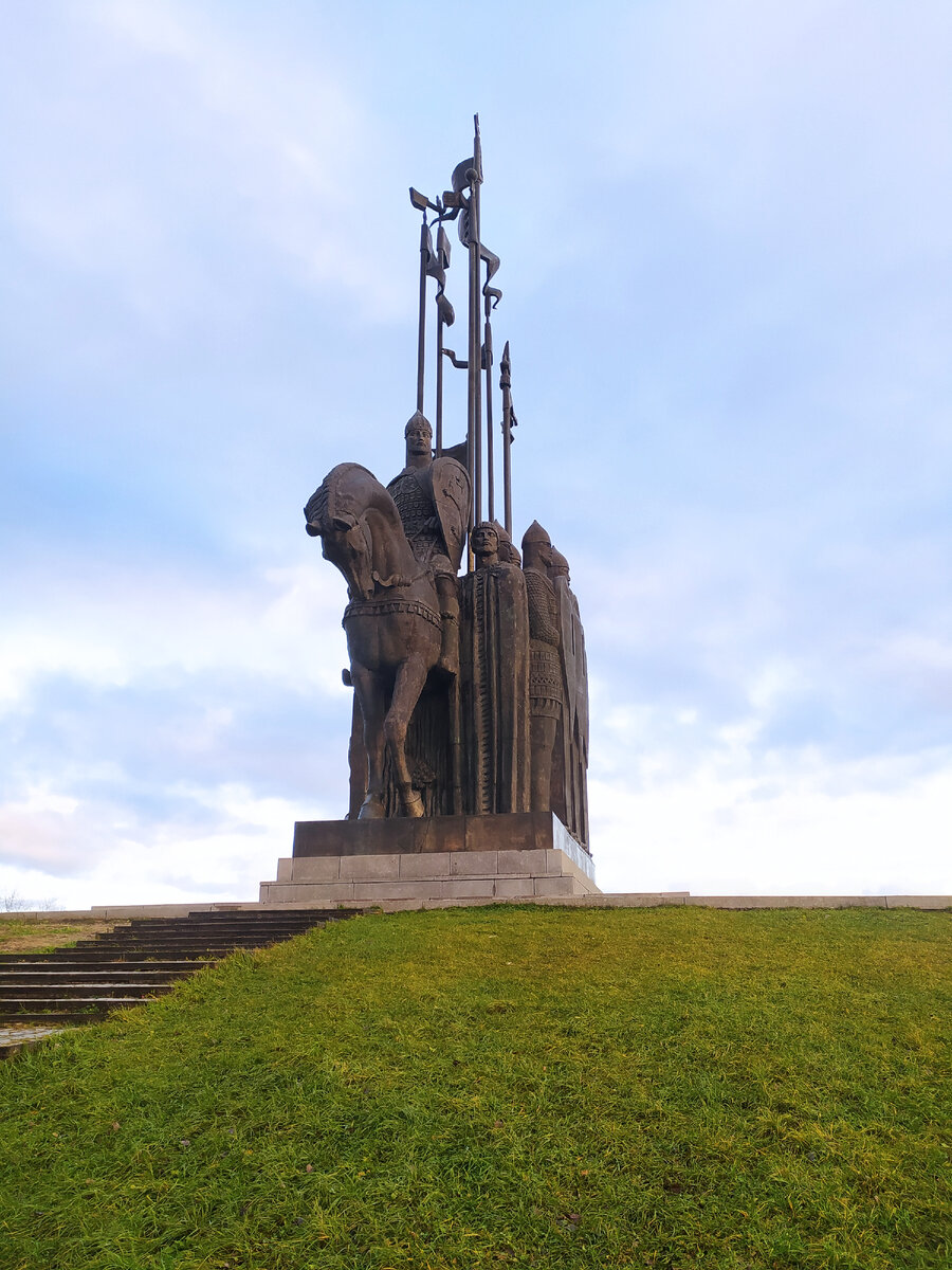 Монумент Ледовое побоище в Псковской области (ноябрь 2023) фото автора /листайте далее