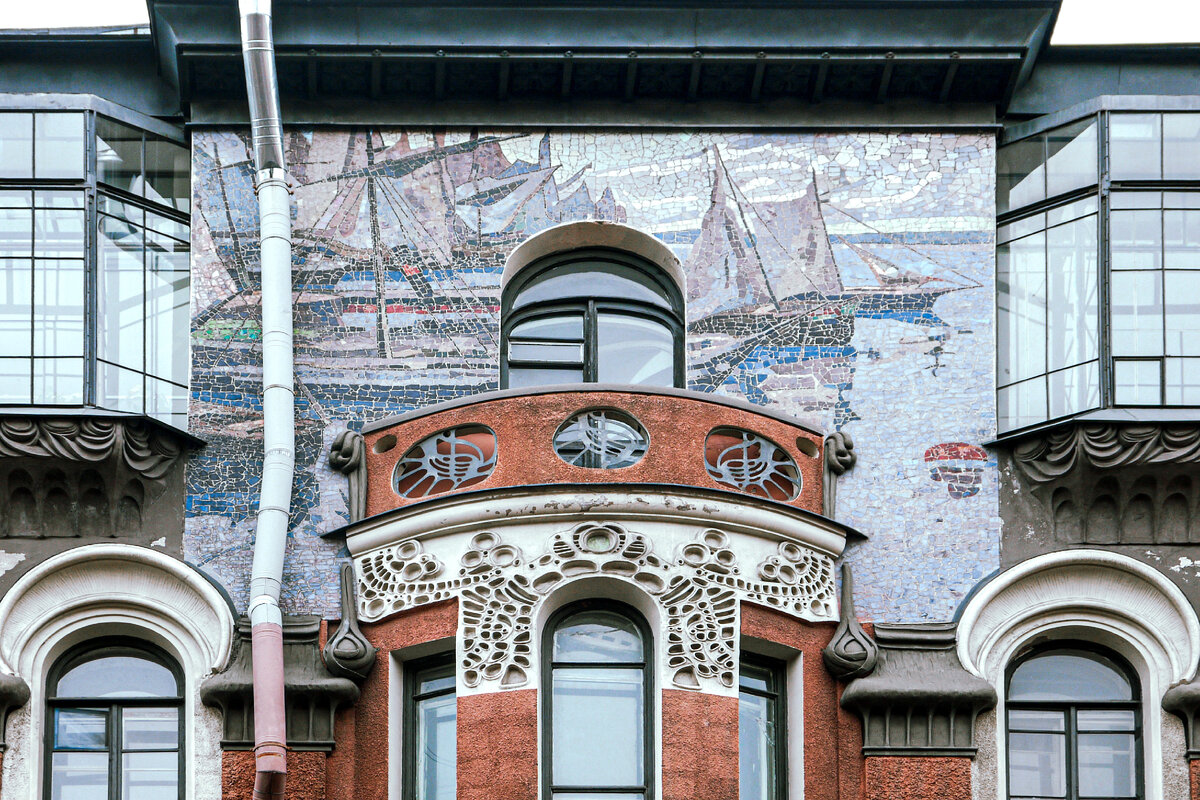 Мозаичное панно с балконом над завершением эркера