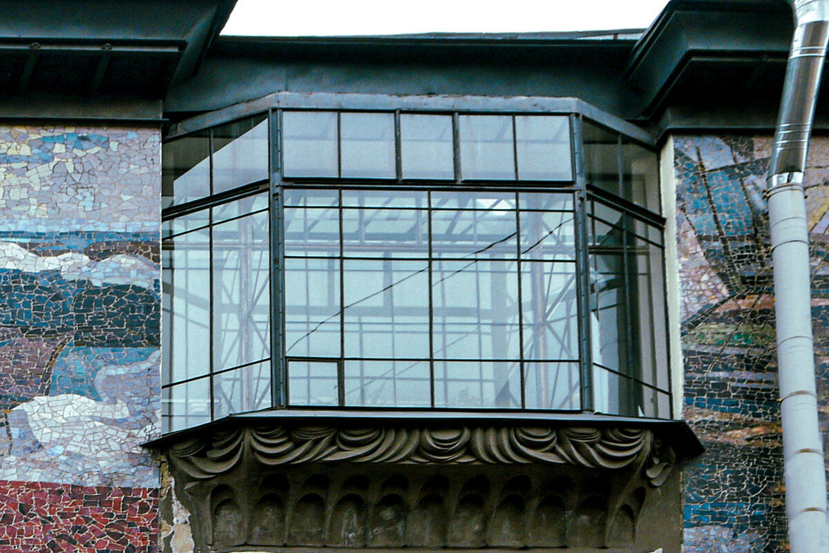 Фонарь-эркер, разделяющий сюжеты панно