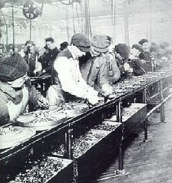Сборочная линия на заводе Форда. 1913 год.