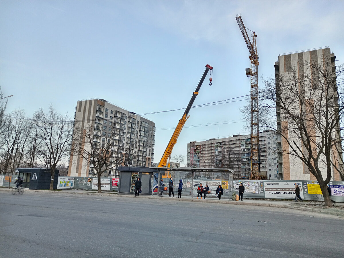 2 новостройки под ипотеку (говорят, все ипотечные квартиры уже раскуплены, спрос очень велик). Как видите, строится еще один дом. 