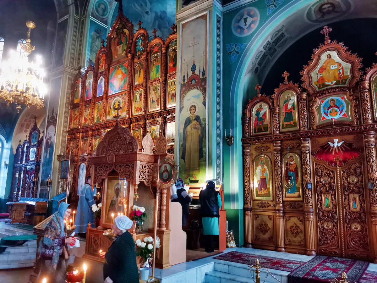 Свято-Троицкий храм украшает резной иконостас из кедра, сделанный современными томскими мастрами отцом и сыном Уткиными. Фото автора.