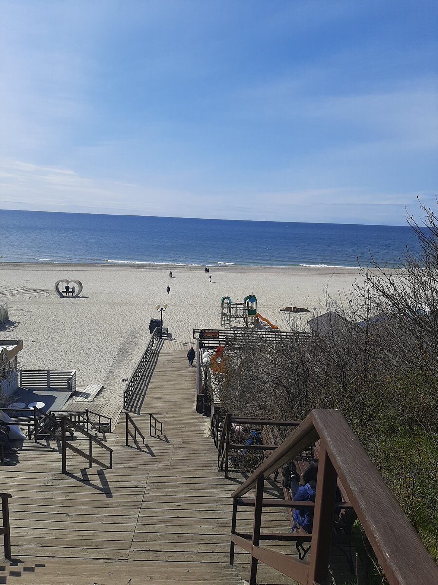 Янтарный. Центральный вход на пляж. Купальный сезон ещё не начался.