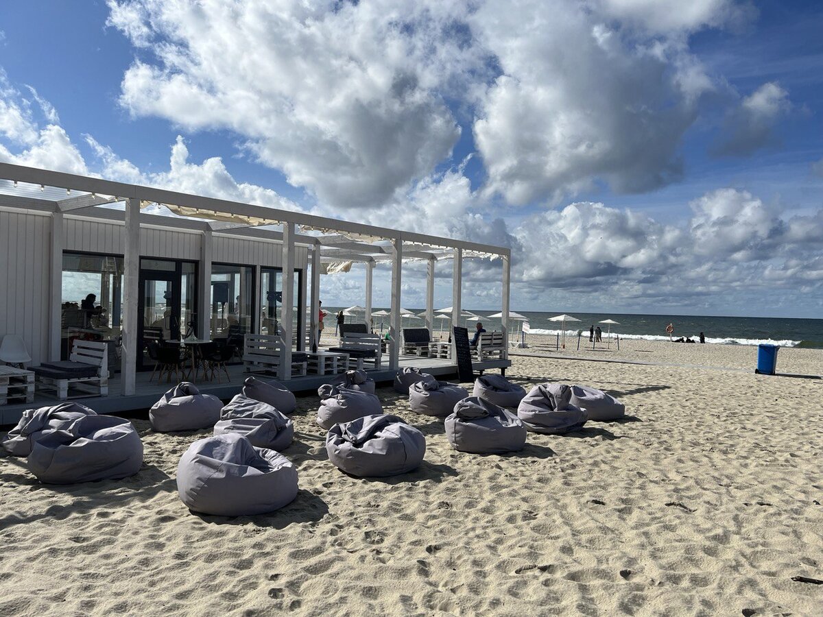 Янтарный. Пляжные кафе на берегу