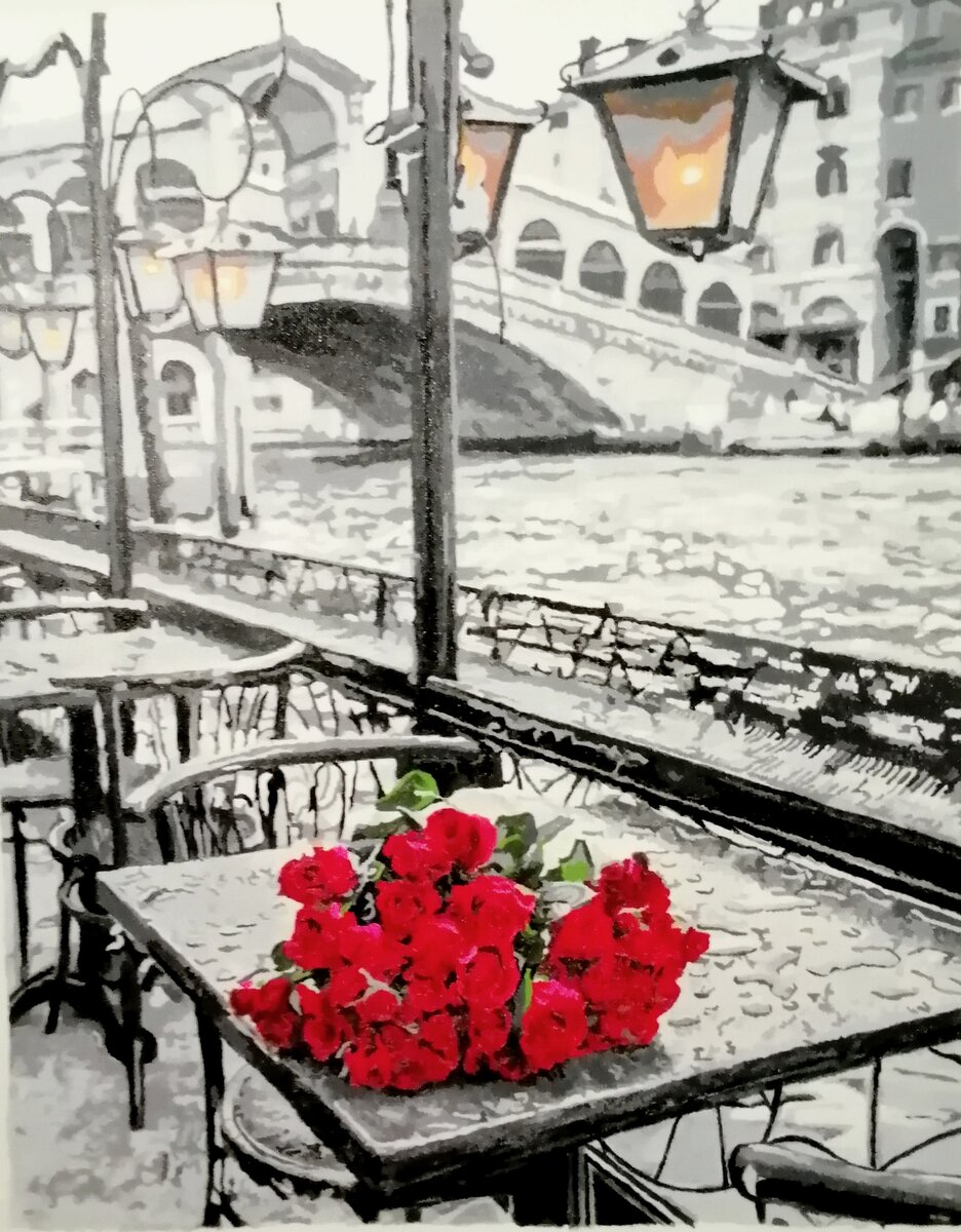 Розы на столике в кафе Венеции