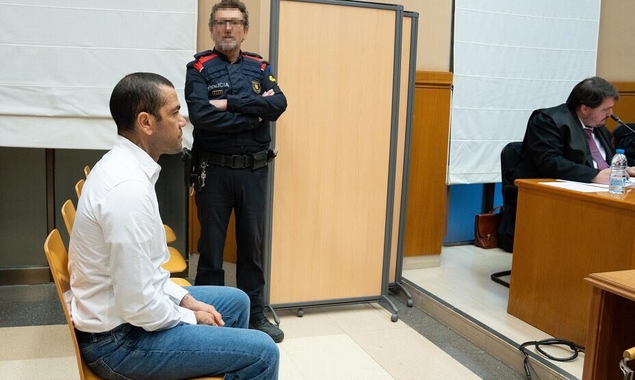    Суд в Барселоне согласился отпустить Дани Алвеса из-под стражи под залог в 1 млн евро. Фото: Global Look Press