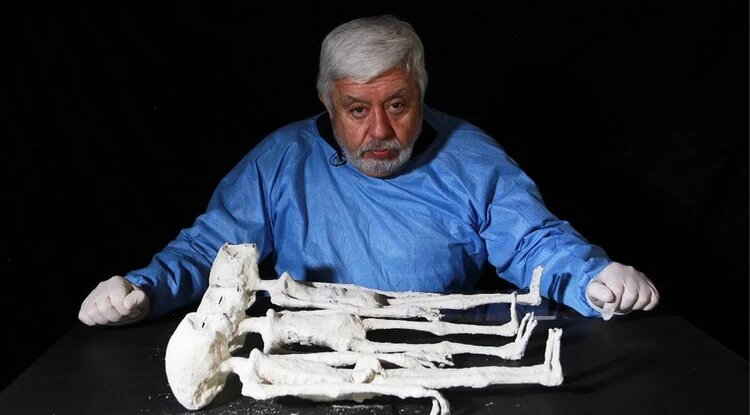 Хайне Мауссан с мумиями гуманоидов/ © kp.ru
