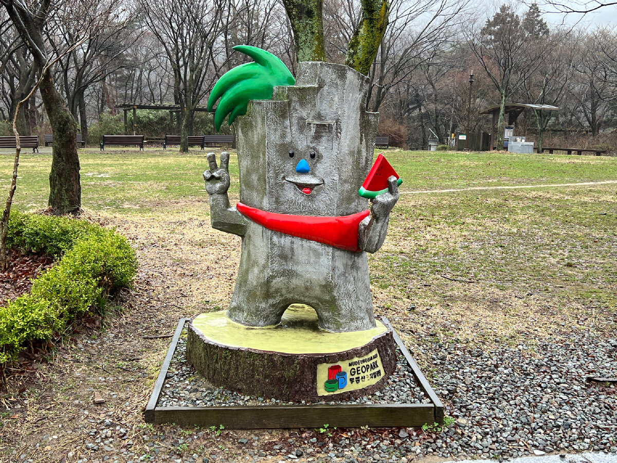 Смешная скульптура у входа в природный парк Мудунсан. Фото автора 