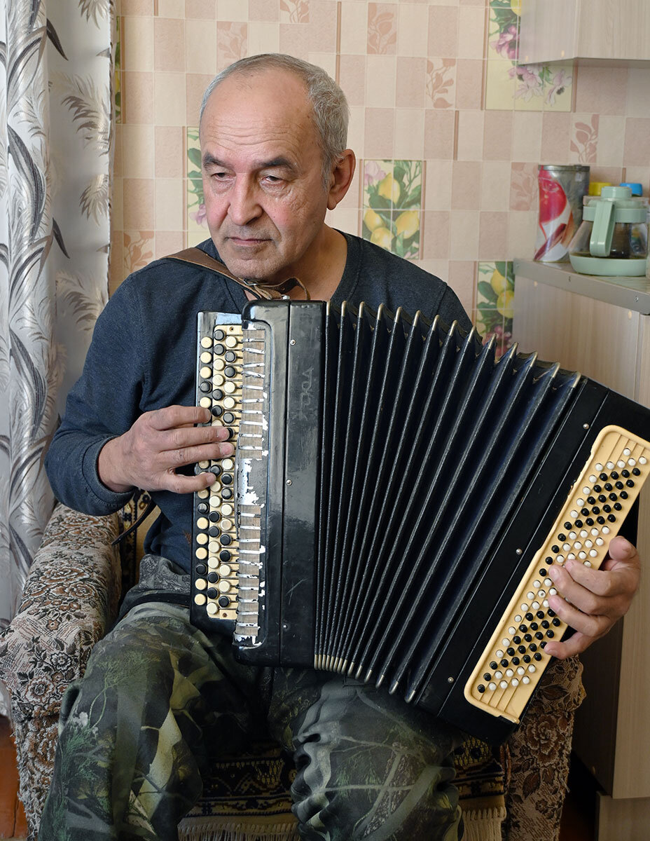 Наиль Кашапович специально для нас достал свой старенький баян и спел любимую песню