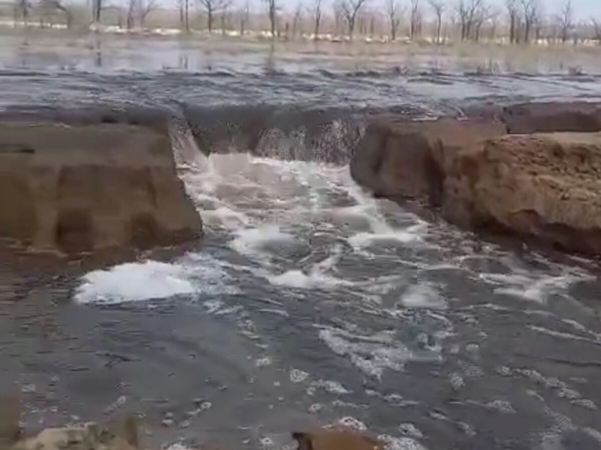    Талые воды продолжают размывать дороги в Оренбургской области. Некоторые участки смывает полностью