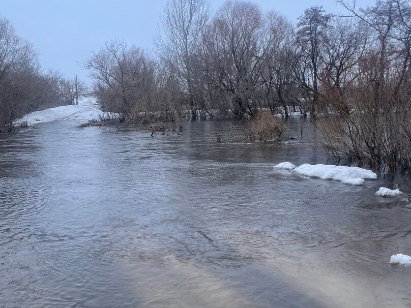    В Новосергиевском районе затопило мост и отрезало село, а в Кувандыке экскаватором расчищают русло городского ручья