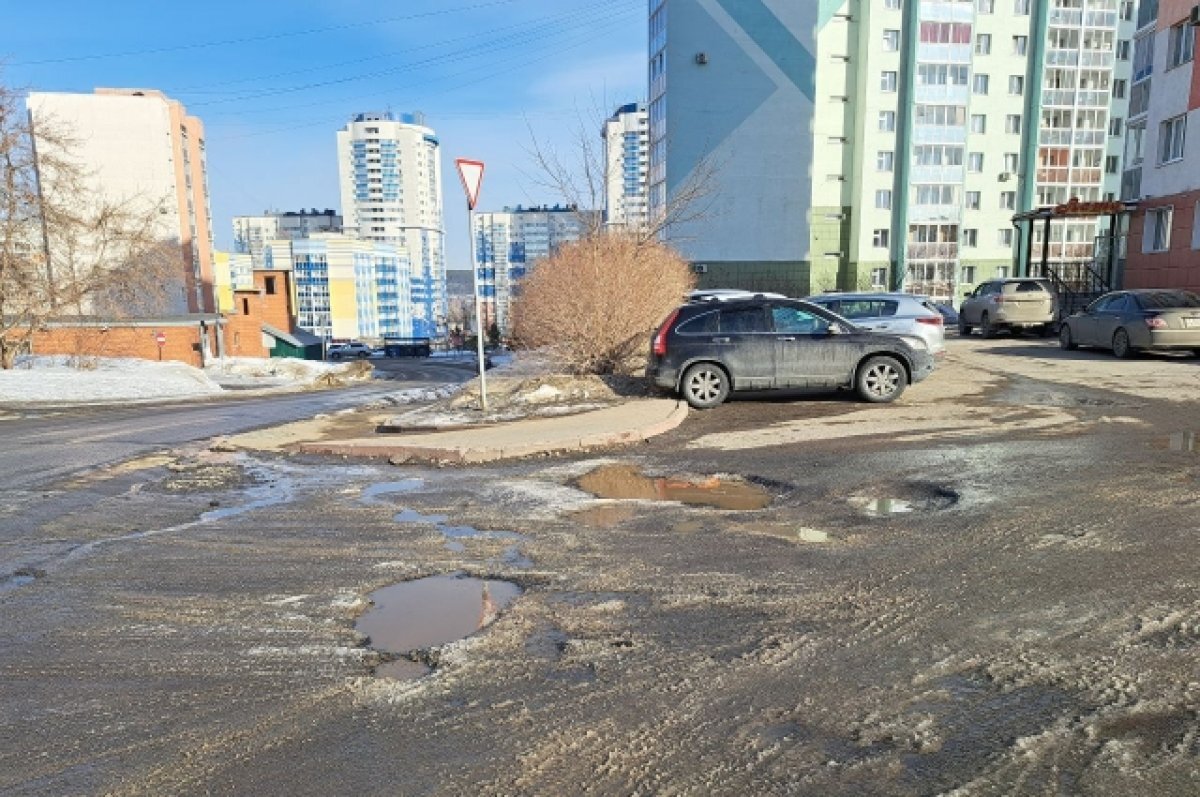    В микрорайоне «Кемерово-Сити» после зимы снова «растаяли» дороги