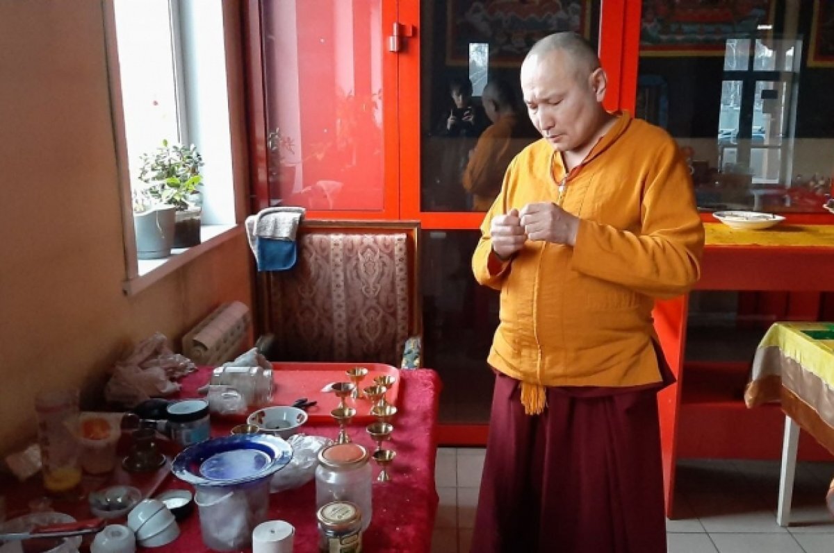    Алдар лама советует людям, как жить, составляя индивидуальные гороскопы.