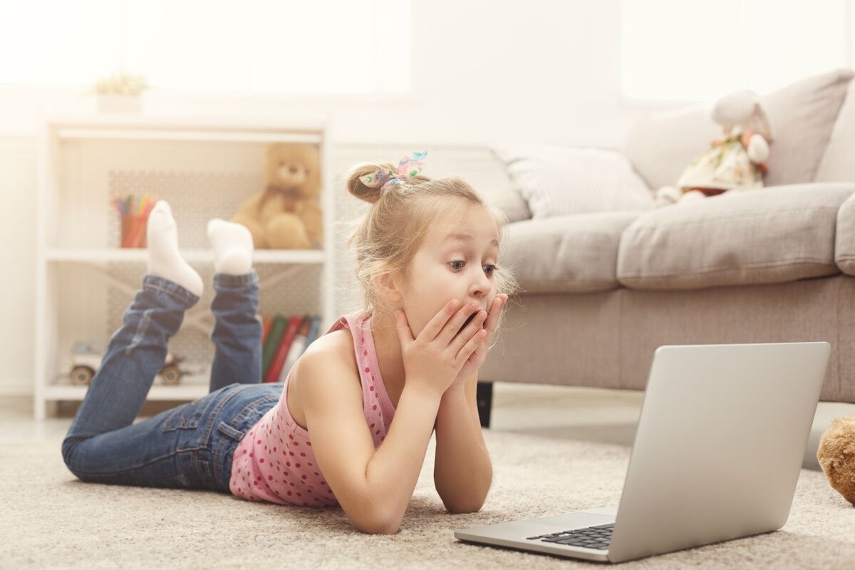 В современном мире интернет стал неотъемлемой частью жизни каждого человека. Даже самые принципиальные родители хоть раз включали своему ребёнку телевизор или мультфильмы в интернете.