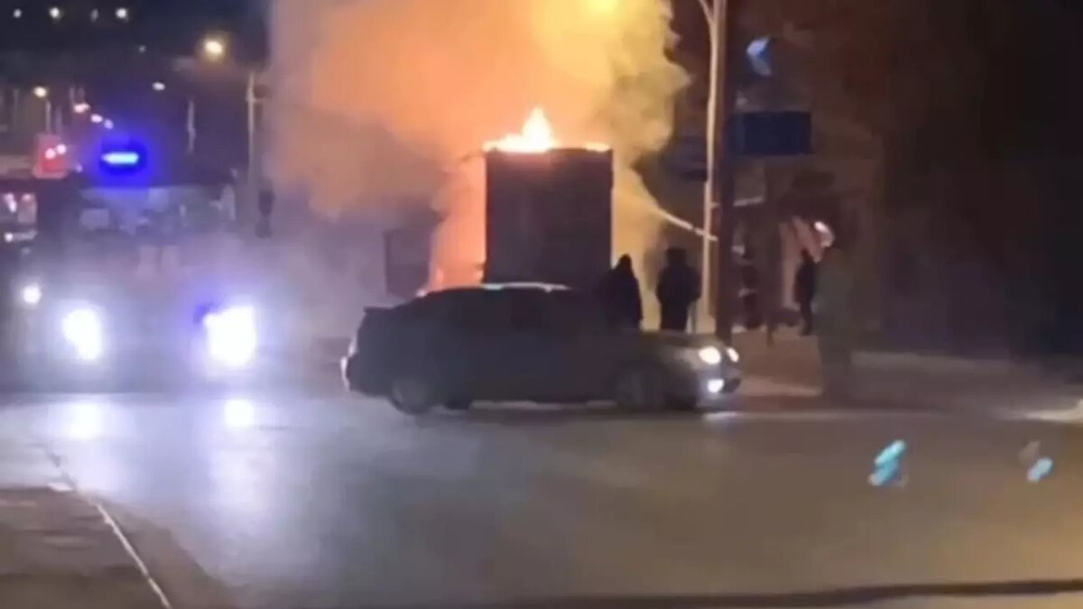     Фура взорвалась и загорелась в Тракторозаводском районе Волгограда 28 марта, сообщили изданию «НовостиВолгограда.ру» в региональном ГУ МЧС.