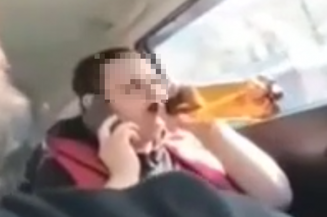    Буйная пассажирка вызверилась на таксиста. Фото: Telegram-канал «ТОП-Новости VL — Vlad_ork»/ Скриншот видео из Telegram-канала