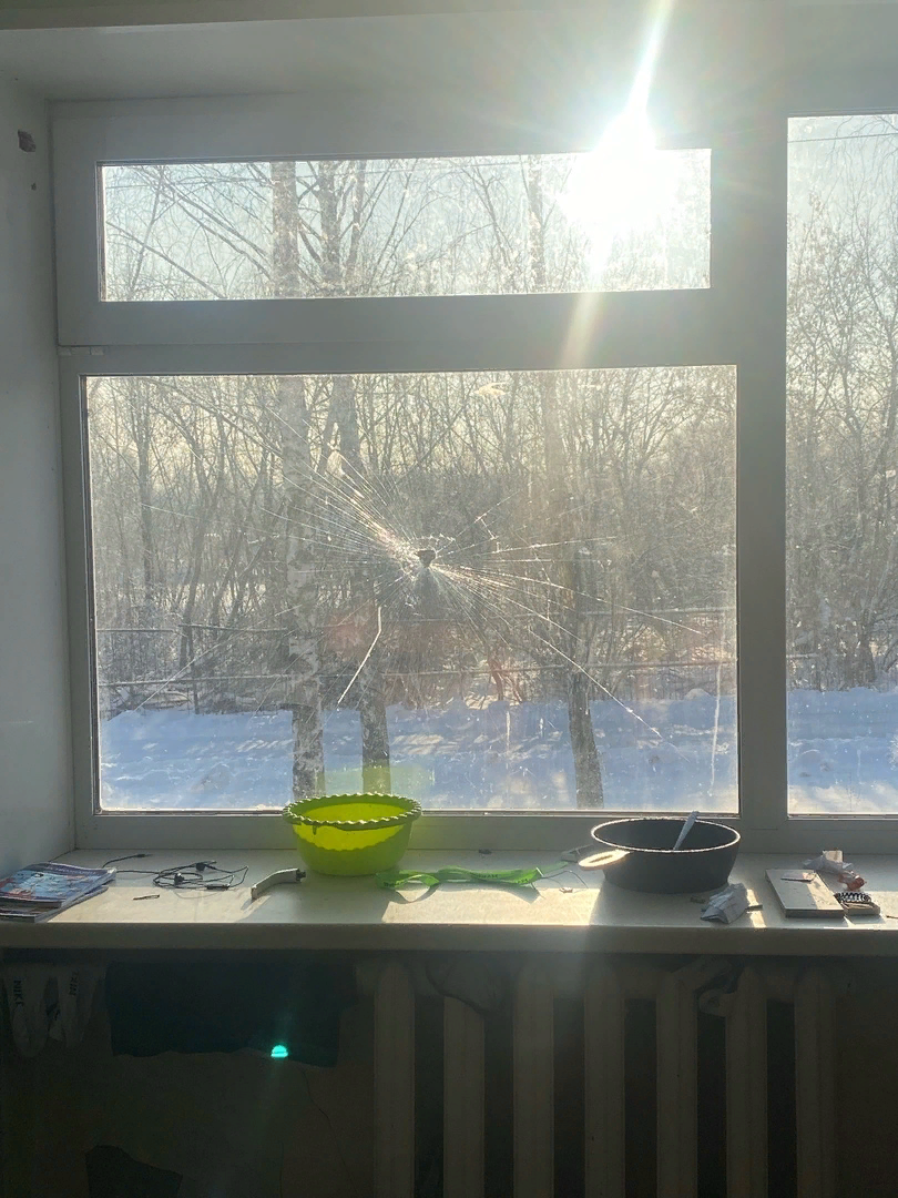Разбитое окно в общежитие. 