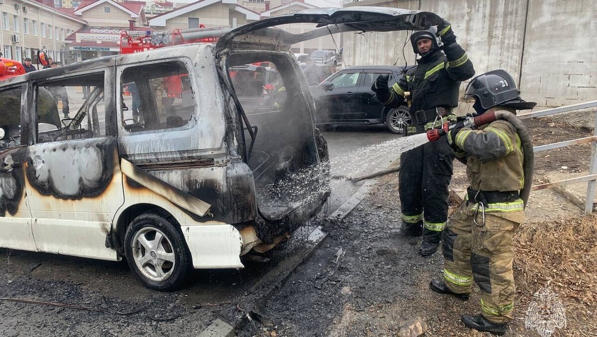 Языки пламени поглотили авто: подробности ЧП около больницы во Владивостоке  — видео | Восток-Медиа | Дзен