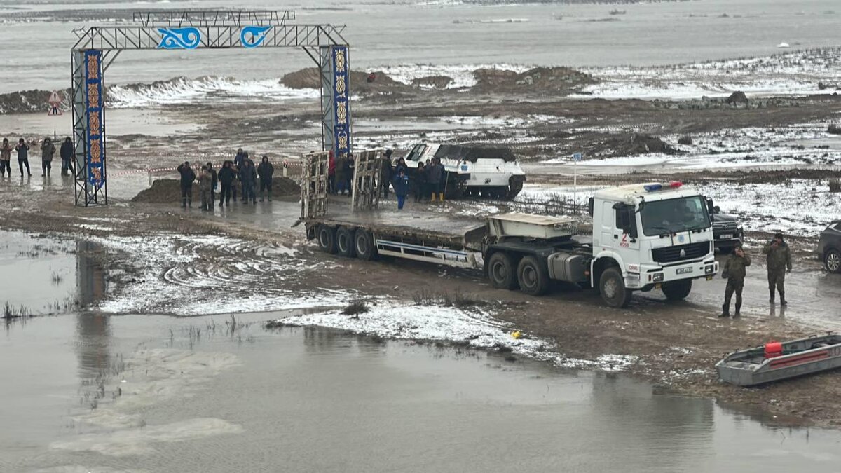 Паводки в Казахстане: военные эвакуируют жителей затопленных сел,  закрываются автотрассы | Sputnik Казахстан | Дзен