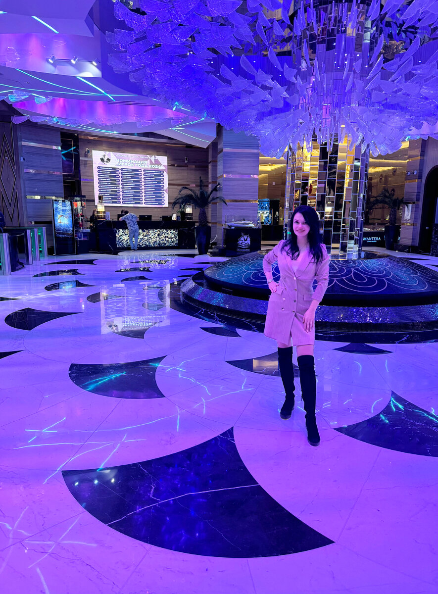 В холле Казино