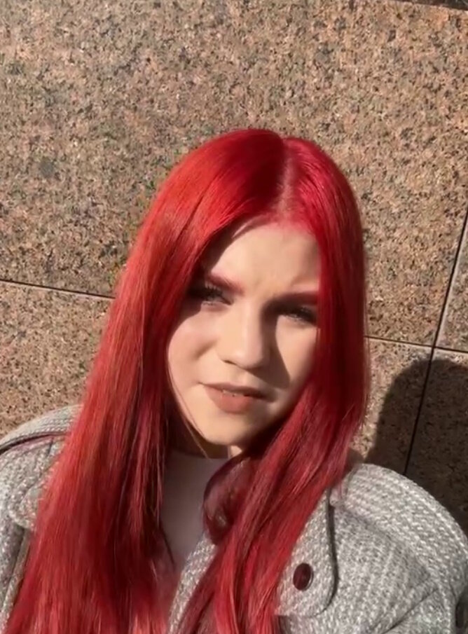 Трусова записывает обращение в личных соцсетях. Фото: стоп-кадр видео личных соцсетей фигуристки Трусовой