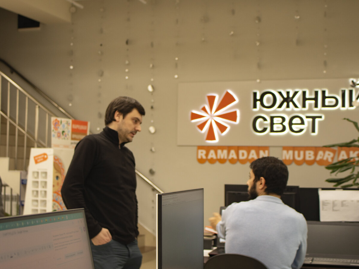 Южный Свет - группа компаний, которая стремится сделать вашу жизнь более комфортной и удобной. Мы специализируемся на предоставлении широкого ассортимента качественных товаров в области электротехники, светотехники и газового оборудования.

Мы уже более 14 лет на рынке и успешно поставляем товары не только в СКФО, но и в другие регионы России. Южный Свет - это сеть оптово-розничных магазинов ЭлектроМаркет, а также проектный отдел по снабжению как частных, так и государственных строительных объектов. У нас также есть собственный бренд электро-светотехники CHIRAG.

Наша группа компаний отличается от других благодаря разнообразию и качеству предлагаемых товаров. Мы гордимся широким ассортиментом электротехники, светотехники и газового оборудования, которое удовлетворяет самые разнообразные потребности наших клиентов.

Мы предлагаем качественные товары как для домашнего использования, так и для коммерческих целей. В нашем ассортименте вы найдете все, что необходимо для обеспечения комфорта и безопасности вашего дома или бизнеса, включая электроинструменты, осветительные приборы, обогреватели и многое другое.

Наша группа компаний является лидером на территории СКФО в своей отрасли благодаря постоянному развитию и инновациям. Мы постоянно расширяем ассортимент предлагаемых товаров и услуг, чтобы оставаться на передовых позициях в сфере бытового оборудования.

Южный Свет - ваш надежный партнер в создании комфортной и удобной жизни. Мы готовы предложить вам широкий ассортимент качественных товаров и услуг, которые помогут вам осуществить ваши планы и достичь ваших целей.