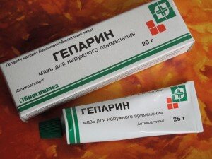 Гепариновая мазь — средство от тромбофлебита. Она предназначена облегчать состояние тех, кто страдает от тромбов и воспалений в венах нижних конечностей.