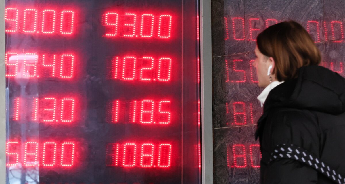 Прогноз акций сбербанка на 2023 год. Валюта рубль. Брокеры сша. Инвестиции рубли. Курс золота график за 20 лет.