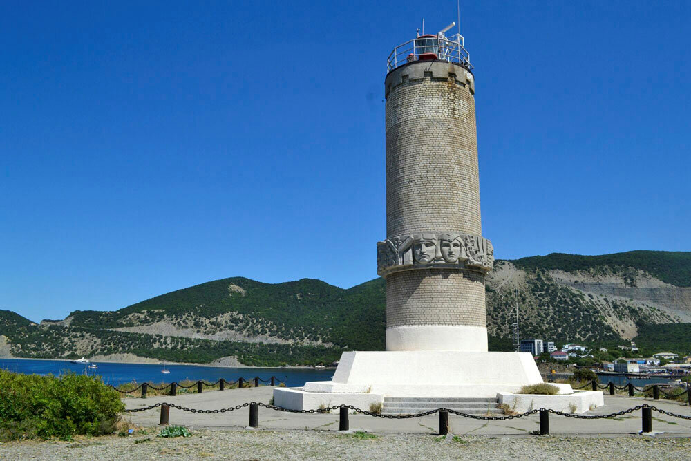 Большой утриш маяк пляж. Утриш достопримечательности. Можжевеловый заповедник утриш. Анапа утришский заповедник. Большой утриш можжевеловая роща.