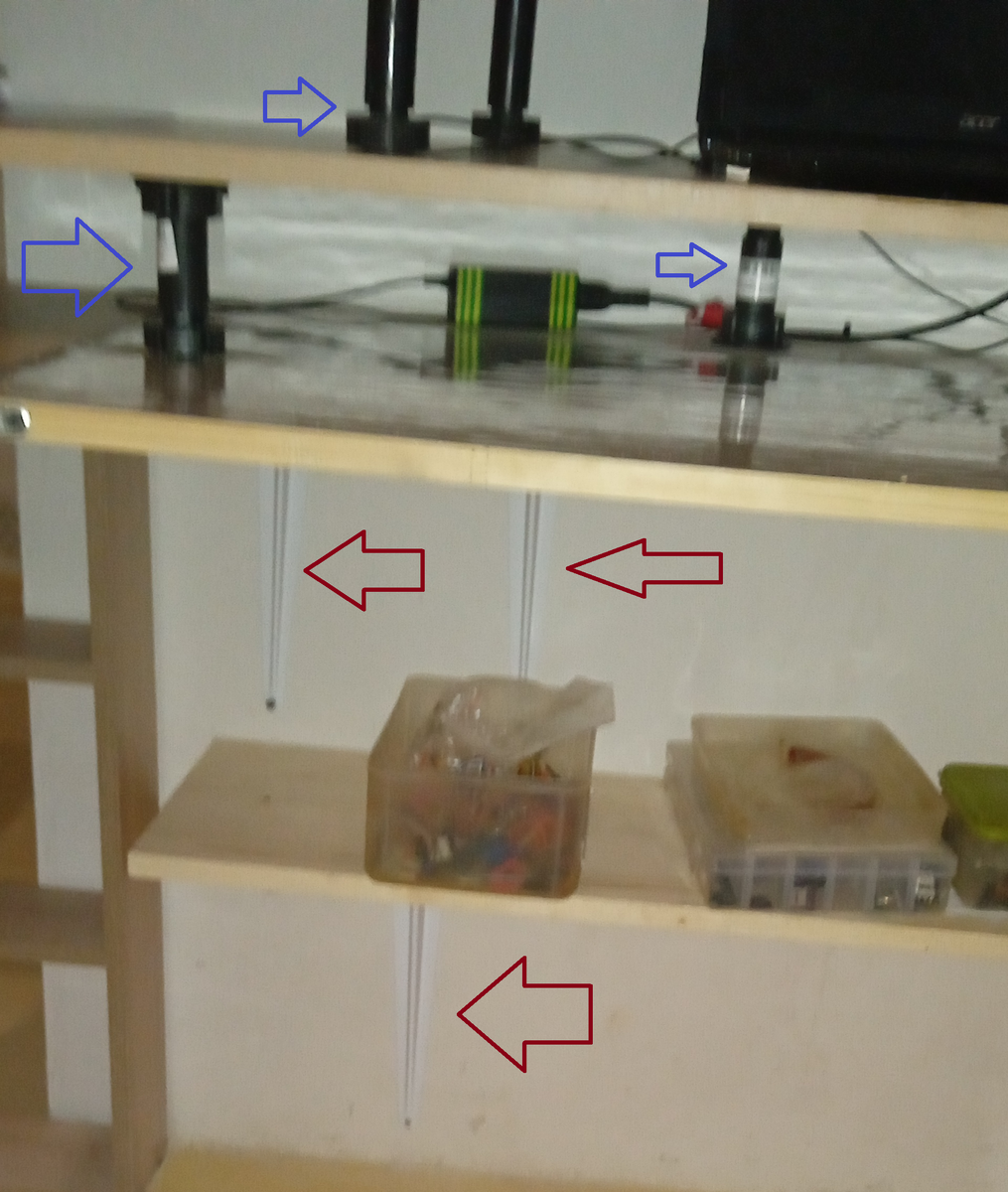 стрелками указана система крепежа. к стене.