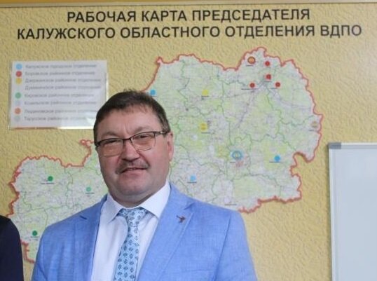 Чекулаев В.А. – председатель ВДПО Калужской области. Его второе имя: «Честь и совесть". На заднем фоне, по нашему разумению: карта Калужской области с отмеченными на ней объектами, где данной организацией были сфальсифицированы акты.