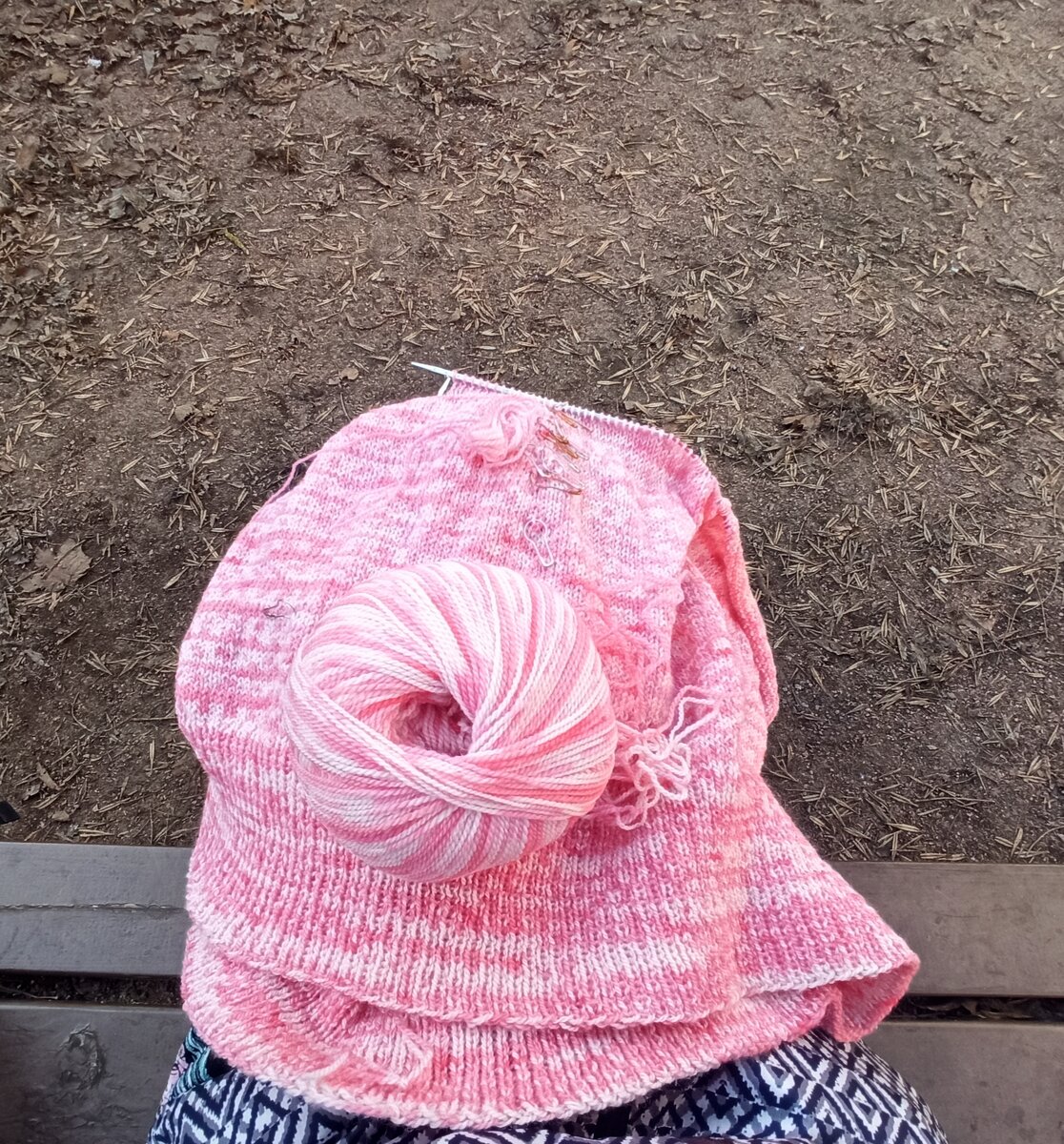 Лишняя часть, вылезшая из нового моточка при вытаскивании внутреннего кончика нити, совсем не большая -- маленькая вязальная радость. 