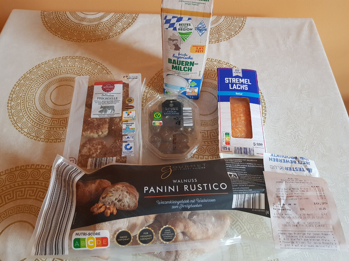 Покупки из "Альди": котлетки 300 г. - 299 руб., молоко - 119 руб., итальянские булочки  4 шт. -  139 руб., лосось подкопчённый 125 г. - 349 руб., оливки с сыром - 119 руб.