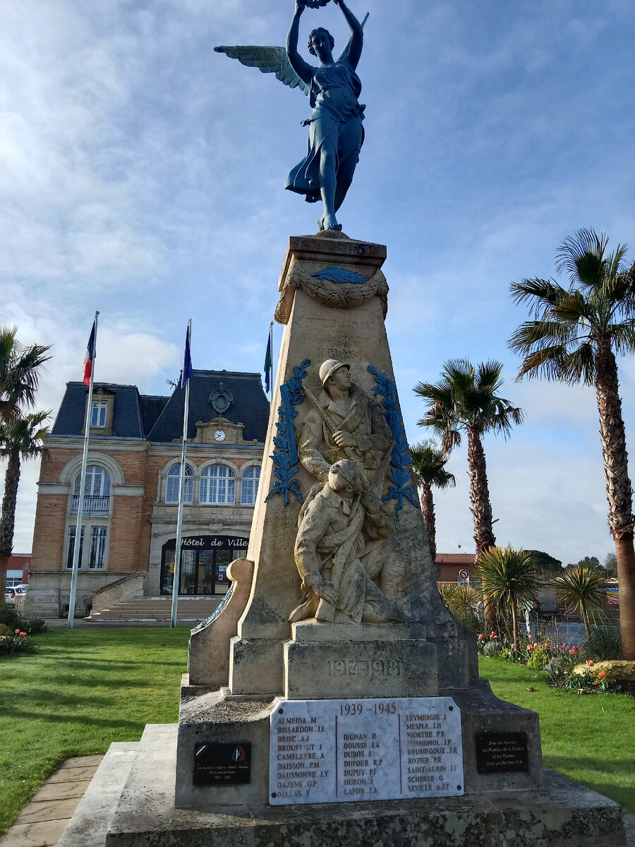 На фото автора: здание мэрии и памятник горожанам павшим за Францию