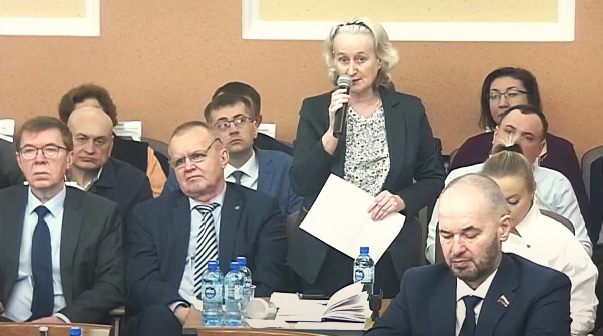 Давно чиновники мэрии в ходе сессии столь активно не принимали участия в комментировании проектов решений. Выступает Лариса Уткина. Кадр телетрансляции.