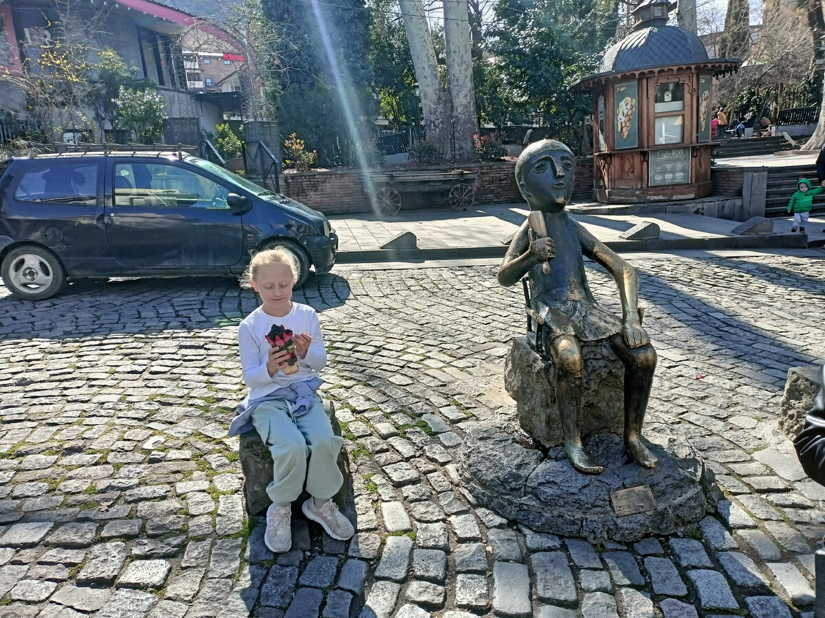 тбилиси прага авиабилеты. столица грузии тбилиси самеба. район ваке в тбилиси. мтацминда тбилиси канатная дорога. тбилиси джорджия.