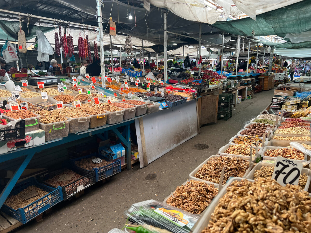 В каждом городе есть рынок, но продуктовый рынок в Майкопе стал для нас первым и от качества продуктов мы были в восторге.