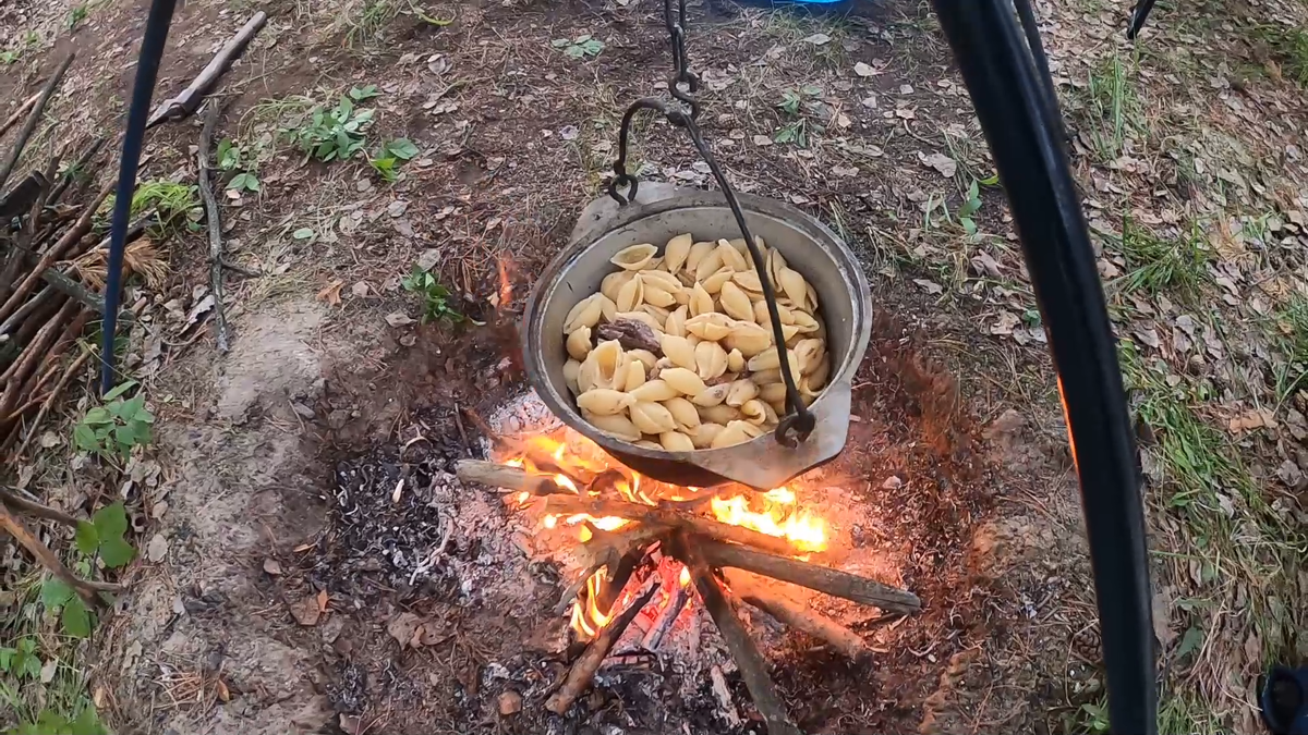 Макароны с тушёнкой на костре