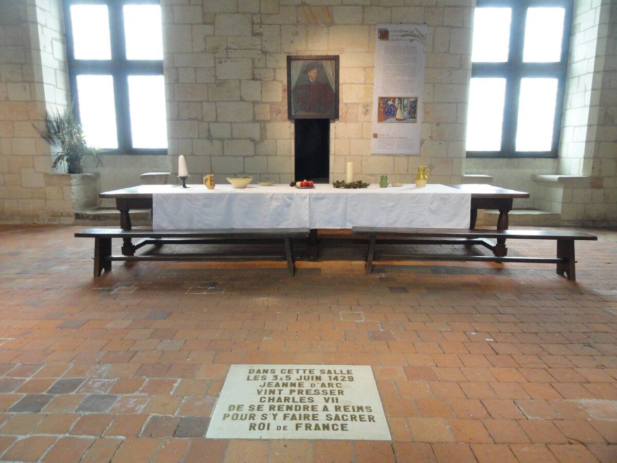 В этом зале в июне 1429 г. Жанна д'Арк предложила Карлу VII короноваться в Реймсе