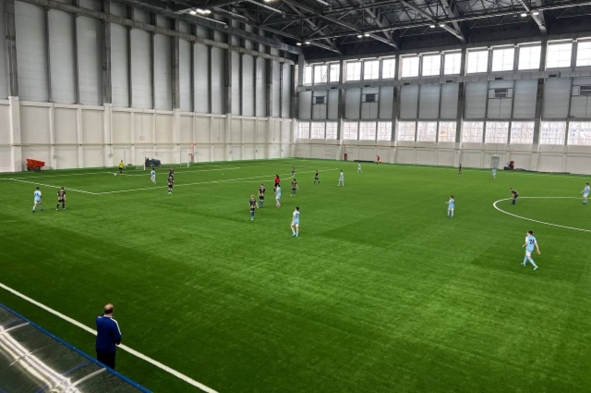    Тестовый матч провели на новом футбольном манеже на Бору