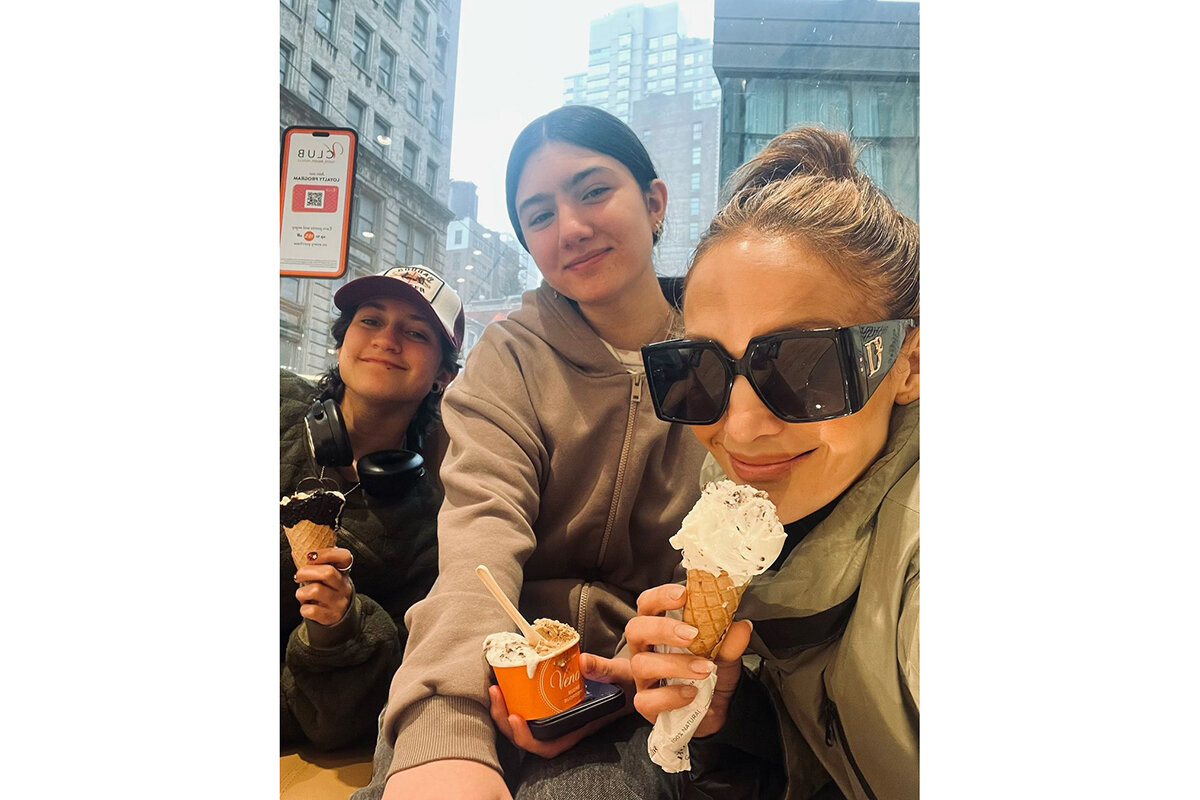 jlo / Instagram (принадлежит корпорации Meta, которая признана экстремистской и запрещена в России)📷Эмма с подругой и Дженнифер Лопес