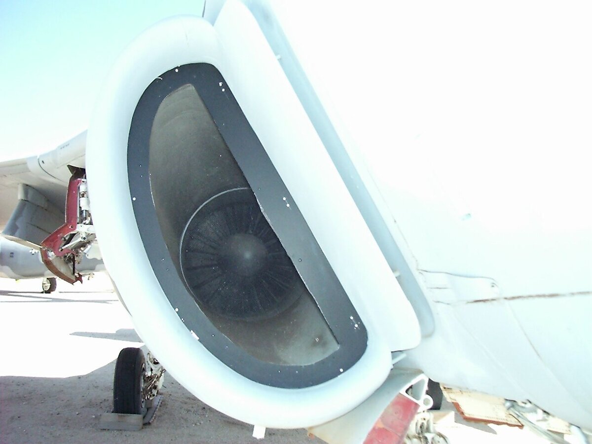 Вид на лопатки турбины двигателя А-6 "Интрудер"