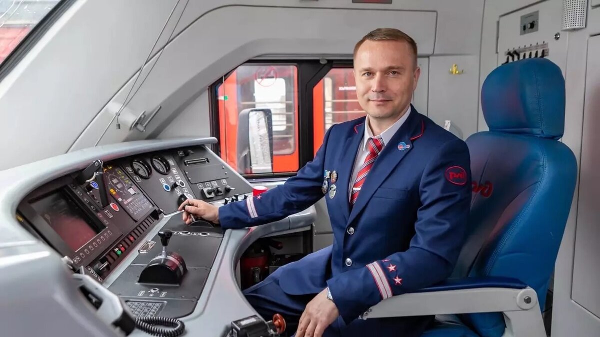     День машиниста отмечается на всех железных дорогах России ежегодно с 2023 года в последнюю пятницу марта и учрежден в знак уважения к представителям этой профессии