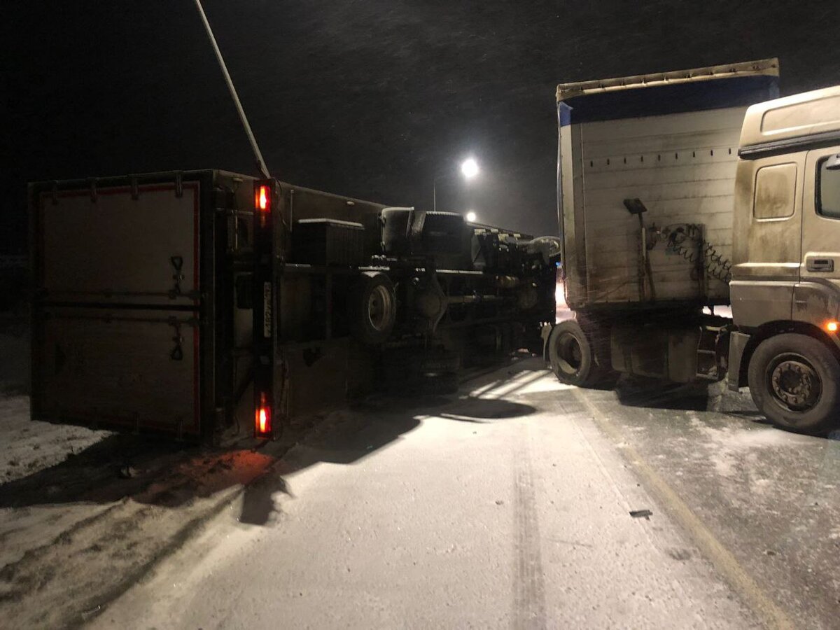 По одной из версий, у грузовика лопнуло колесо, и транспорт опрокинуло на бок.  Фото: пресс-служба ГУ МВД России по Башкирии