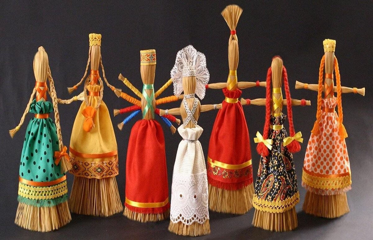 Плетеные из соломы куклы-стригушки