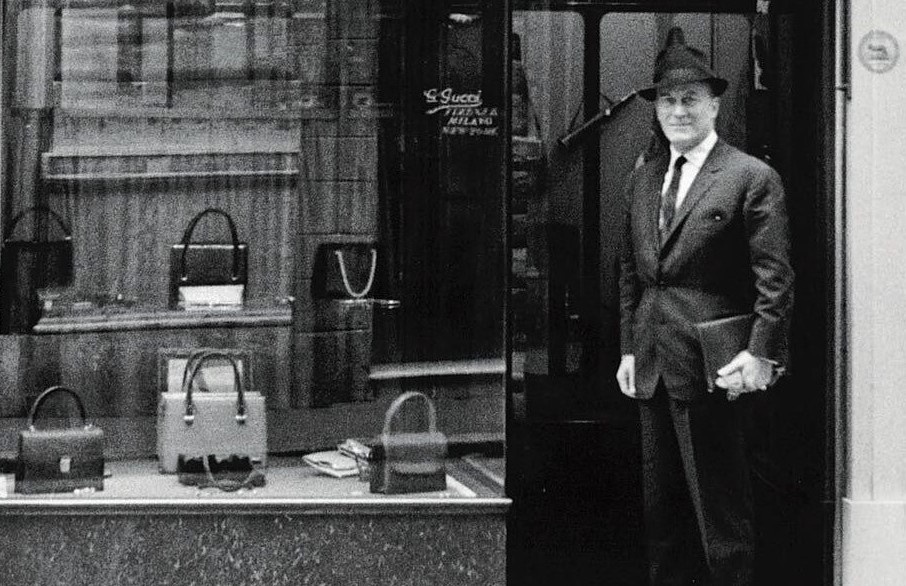 Гуччио Гуччи у своего первого магазина.