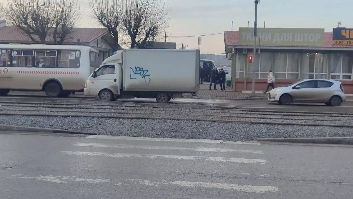     Красноярка пожаловалась на ремонт трамвайных путей на Красрабе и пешеходный переход на месте работ — по её словам, по нему сложно пройти с коляской. В мэрии ответили, что так нужно для проезда техники.