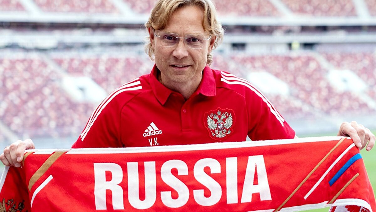Главный тренер сборной России Валерий Карпин. 