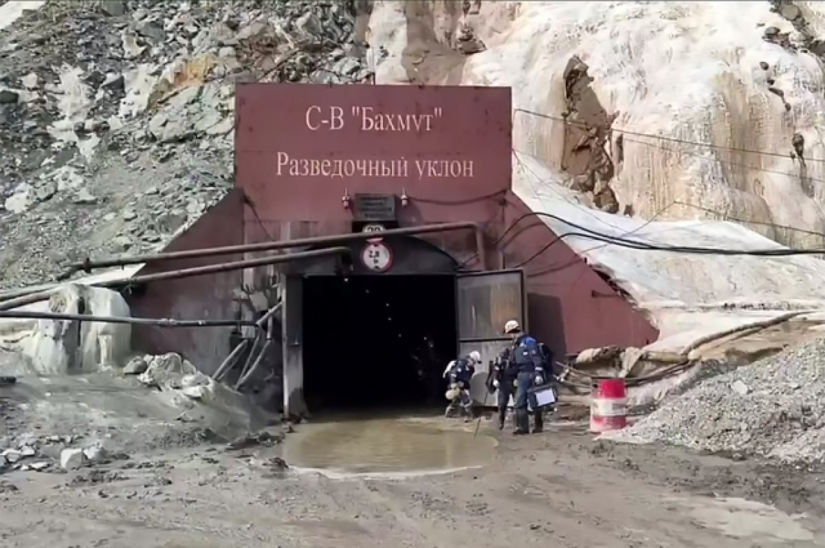    Родственников застрявших горняков рудника «Пионер» привезли на место ЧП