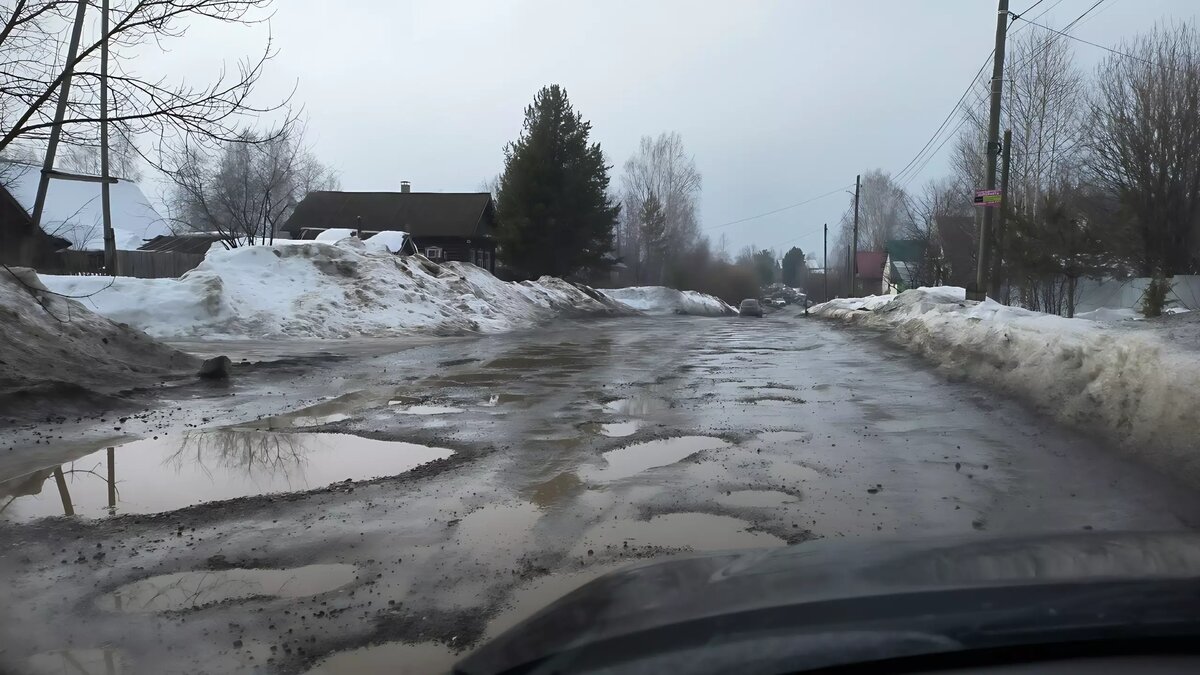     В столице Удмуртии асфальт начал таять вместе со снегом. Горожане ежедневно жалуются на огромные выбоины и испорченные колеса.